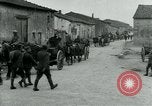 Standbild 128th Field Artillery Truppen Courouvre Frankreich, 1918, aus Sekunde 34 historischem Filmmaterial Videoclip 65675026340