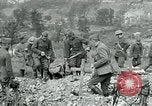 Immagine di Cerimonia di sepoltura in American forza expeditionary cimitero prima guerra mondiale Cheppy Francia, 1918, secondo 14 filmato di repertorio 65675026362