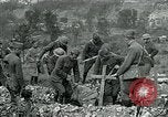 Immagine di Cerimonia di sepoltura in American forza expeditionary cimitero prima guerra mondiale Cheppy Francia, 1918, secondo 19 filmato di repertorio 65675026362