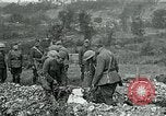 Immagine di Cerimonia di sepoltura in American forza expeditionary cimitero prima guerra mondiale Cheppy Francia, 1918, secondo 44 filmato di repertorio 65675026362