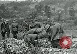 Immagine di Cerimonia di sepoltura in American forza expeditionary cimitero prima guerra mondiale Cheppy Francia, 1918, secondo 46 filmato di repertorio 65675026362