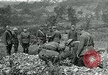 Immagine di Cerimonia di sepoltura in American forza expeditionary cimitero prima guerra mondiale Cheppy Francia, 1918, secondo 47 filmato di repertorio 65675026362