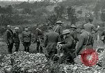 Immagine di Cerimonia di sepoltura in American forza expeditionary cimitero prima guerra mondiale Cheppy Francia, 1918, secondo 53 filmato di repertorio 65675026362
