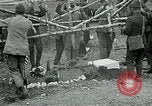 Standbild Grab von Lieutenant Quentin Roosevelt Frankreich, 1918, aus Sekunde 20 historischem Filmmaterial Videoclip 65675026373
