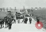 Standbild Aisne Betrieb zivilen Flüchtlingen Ersten Weltkrieg Montmirail Frankreich, 1918, aus Sekunde 1 historischem Filmmaterial Videoclip 65675026376