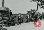 Standbild Aisne Betrieb zivilen Flüchtlingen Ersten Weltkrieg Montmirail Frankreich, 1918, aus Sekunde 27 historischem Filmmaterial Videoclip 65675026376