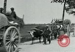 Standbild Aisne Betrieb zivilen Flüchtlingen Ersten Weltkrieg Montmirail Frankreich, 1918, aus Sekunde 46 historischem Filmmaterial Videoclip 65675026376