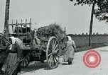 Standbild Aisne Betrieb zivilen Flüchtlingen Ersten Weltkrieg Montmirail Frankreich, 1918, aus Sekunde 52 historischem Filmmaterial Videoclip 65675026376