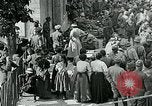 Standbild Ersten Weltkrieg US-Soldat mit französischen Kinder Montmirail Frankreich, 1918, aus Sekunde 3 historischem Filmmaterial Videoclip 65675026377