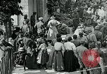 Standbild Ersten Weltkrieg US-Soldat mit französischen Kinder Montmirail Frankreich, 1918, aus Sekunde 4 historischem Filmmaterial Videoclip 65675026377
