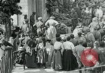 Standbild Ersten Weltkrieg US-Soldat mit französischen Kinder Montmirail Frankreich, 1918, aus Sekunde 5 historischem Filmmaterial Videoclip 65675026377
