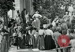 Standbild Ersten Weltkrieg US-Soldat mit französischen Kinder Montmirail Frankreich, 1918, aus Sekunde 6 historischem Filmmaterial Videoclip 65675026377