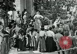 Standbild Ersten Weltkrieg US-Soldat mit französischen Kinder Montmirail Frankreich, 1918, aus Sekunde 7 historischem Filmmaterial Videoclip 65675026377