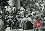 Standbild Ersten Weltkrieg US-Soldat mit französischen Kinder Montmirail Frankreich, 1918, aus Sekunde 8 historischem Filmmaterial Videoclip 65675026377