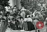 Standbild Ersten Weltkrieg US-Soldat mit französischen Kinder Montmirail Frankreich, 1918, aus Sekunde 9 historischem Filmmaterial Videoclip 65675026377