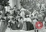 Standbild Ersten Weltkrieg US-Soldat mit französischen Kinder Montmirail Frankreich, 1918, aus Sekunde 10 historischem Filmmaterial Videoclip 65675026377