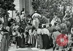 Standbild Ersten Weltkrieg US-Soldat mit französischen Kinder Montmirail Frankreich, 1918, aus Sekunde 11 historischem Filmmaterial Videoclip 65675026377