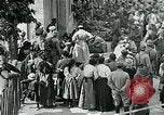 Standbild Ersten Weltkrieg US-Soldat mit französischen Kinder Montmirail Frankreich, 1918, aus Sekunde 12 historischem Filmmaterial Videoclip 65675026377