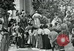 Standbild Ersten Weltkrieg US-Soldat mit französischen Kinder Montmirail Frankreich, 1918, aus Sekunde 13 historischem Filmmaterial Videoclip 65675026377