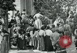 Standbild Ersten Weltkrieg US-Soldat mit französischen Kinder Montmirail Frankreich, 1918, aus Sekunde 14 historischem Filmmaterial Videoclip 65675026377