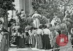 Standbild Ersten Weltkrieg US-Soldat mit französischen Kinder Montmirail Frankreich, 1918, aus Sekunde 15 historischem Filmmaterial Videoclip 65675026377
