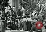 Standbild Ersten Weltkrieg US-Soldat mit französischen Kinder Montmirail Frankreich, 1918, aus Sekunde 17 historischem Filmmaterial Videoclip 65675026377