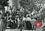 Standbild Ersten Weltkrieg US-Soldat mit französischen Kinder Montmirail Frankreich, 1918, aus Sekunde 18 historischem Filmmaterial Videoclip 65675026377