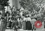 Standbild Ersten Weltkrieg US-Soldat mit französischen Kinder Montmirail Frankreich, 1918, aus Sekunde 19 historischem Filmmaterial Videoclip 65675026377