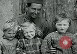 Standbild Ersten Weltkrieg US-Soldat mit französischen Kinder Montmirail Frankreich, 1918, aus Sekunde 20 historischem Filmmaterial Videoclip 65675026377