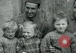 Standbild Ersten Weltkrieg US-Soldat mit französischen Kinder Montmirail Frankreich, 1918, aus Sekunde 21 historischem Filmmaterial Videoclip 65675026377