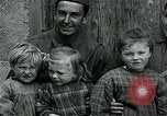 Standbild Ersten Weltkrieg US-Soldat mit französischen Kinder Montmirail Frankreich, 1918, aus Sekunde 22 historischem Filmmaterial Videoclip 65675026377