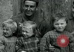 Standbild Ersten Weltkrieg US-Soldat mit französischen Kinder Montmirail Frankreich, 1918, aus Sekunde 23 historischem Filmmaterial Videoclip 65675026377