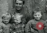 Standbild Ersten Weltkrieg US-Soldat mit französischen Kinder Montmirail Frankreich, 1918, aus Sekunde 24 historischem Filmmaterial Videoclip 65675026377