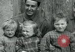 Standbild Ersten Weltkrieg US-Soldat mit französischen Kinder Montmirail Frankreich, 1918, aus Sekunde 25 historischem Filmmaterial Videoclip 65675026377