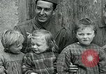 Standbild Ersten Weltkrieg US-Soldat mit französischen Kinder Montmirail Frankreich, 1918, aus Sekunde 26 historischem Filmmaterial Videoclip 65675026377