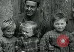 Standbild Ersten Weltkrieg US-Soldat mit französischen Kinder Montmirail Frankreich, 1918, aus Sekunde 27 historischem Filmmaterial Videoclip 65675026377