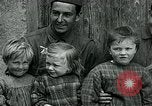 Standbild Ersten Weltkrieg US-Soldat mit französischen Kinder Montmirail Frankreich, 1918, aus Sekunde 28 historischem Filmmaterial Videoclip 65675026377