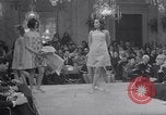 Image fashion show Florence Italie, 1967, de la seconde 10 séquences d'archives historiques vidéo 65675026415