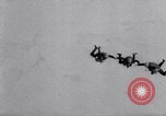 Standbild Royal Air Force Parachute Team Nordafrika, 1967, aus Sekunde 10 historischem Filmmaterial Videoclip 65675026416