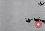 Standbild Royal Air Force Parachute Team Nordafrika, 1967, aus Sekunde 12 historischem Filmmaterial Videoclip 65675026416