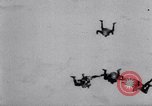 Standbild Royal Air Force Parachute Team Nordafrika, 1967, aus Sekunde 13 historischem Filmmaterial Videoclip 65675026416