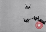 Standbild Royal Air Force Parachute Team Nordafrika, 1967, aus Sekunde 14 historischem Filmmaterial Videoclip 65675026416