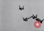 Standbild Royal Air Force Parachute Team Nordafrika, 1967, aus Sekunde 15 historischem Filmmaterial Videoclip 65675026416