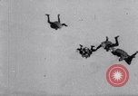 Standbild Royal Air Force Parachute Team Nordafrika, 1967, aus Sekunde 16 historischem Filmmaterial Videoclip 65675026416