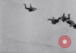 Standbild Royal Air Force Parachute Team Nordafrika, 1967, aus Sekunde 17 historischem Filmmaterial Videoclip 65675026416