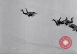 Standbild Royal Air Force Parachute Team Nordafrika, 1967, aus Sekunde 18 historischem Filmmaterial Videoclip 65675026416