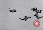 Standbild Royal Air Force Parachute Team Nordafrika, 1967, aus Sekunde 22 historischem Filmmaterial Videoclip 65675026416