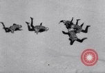 Standbild Royal Air Force Parachute Team Nordafrika, 1967, aus Sekunde 25 historischem Filmmaterial Videoclip 65675026416