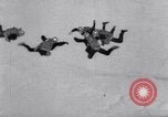 Standbild Royal Air Force Parachute Team Nordafrika, 1967, aus Sekunde 27 historischem Filmmaterial Videoclip 65675026416
