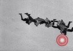 Standbild Royal Air Force Parachute Team Nordafrika, 1967, aus Sekunde 31 historischem Filmmaterial Videoclip 65675026416